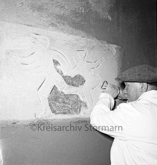 Richard Kuöhl bei der Arbeit an dem Sgrafitto "Schlittschuhläufer", 1956