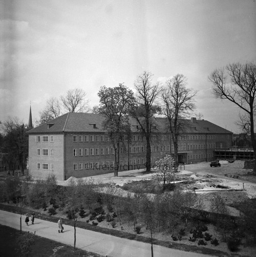Hauptgebäude vor der Einweihung, 1952