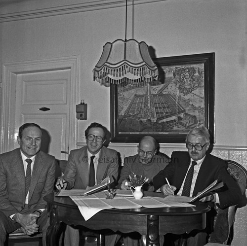 Unterzeichnung des Pachtvertrages am 25.01.1984: Kreispräsident Hubert Priemel, Landrat Hans-Henning Becker-Birck, Eigentümer Cay von Bethmann Hollweg, Erster Kreisrat Wilfried Busch