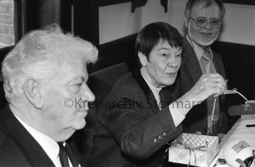 Uwe Schneider und Loki Schmidt präsentieren die Blume des Jahres (Purpurblauer Steinsame), 1999