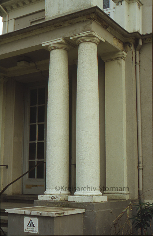 Säulen am Haupteingang, 1985
