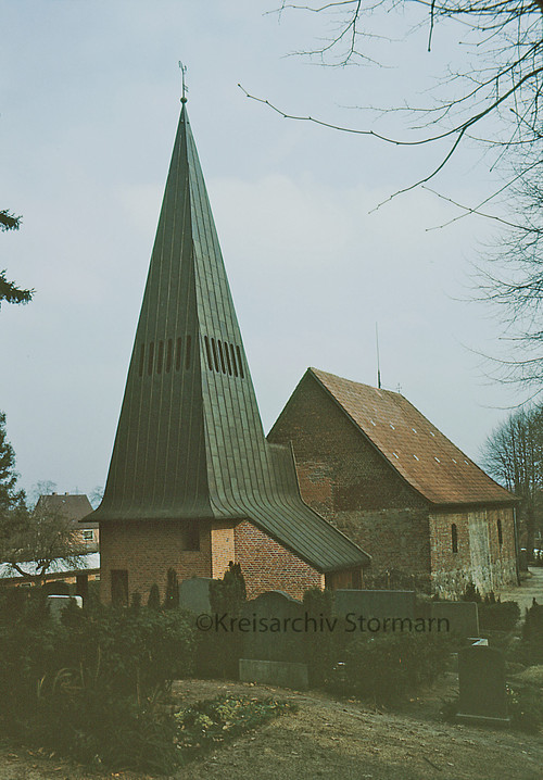 Blick von Westen auf Glockenturm und Kirchenschiff, ca. 1970