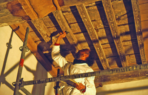 Freilegung der bemalen Decke während der Restaurierung, 1985