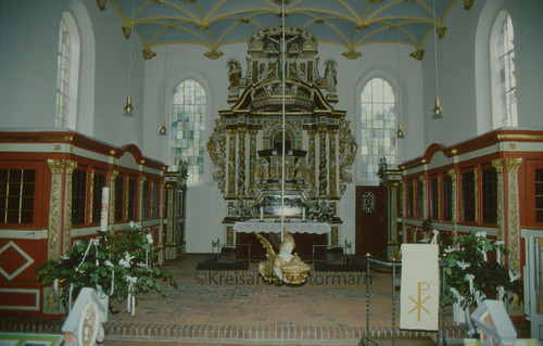 Chorraum mit Kanzelaltar, Herrschafts- und Pastorenstühlen, Taufengel, ca. 1985